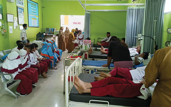 Puluhan siswa  SD Muhammadiyah Program Khusus (PK) di Dusun Pelemrenteng mendapatkan perawatan di Puskesmas Andong, Senin (20/11). Para siswa diduga keracunan masal pasca meminum susu kedelai.