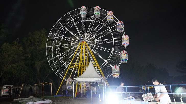 Wahana bianglala di Pasar Malam Colomadu yang keranjangnya terlepas dan menyebabkan dua orang terluka.