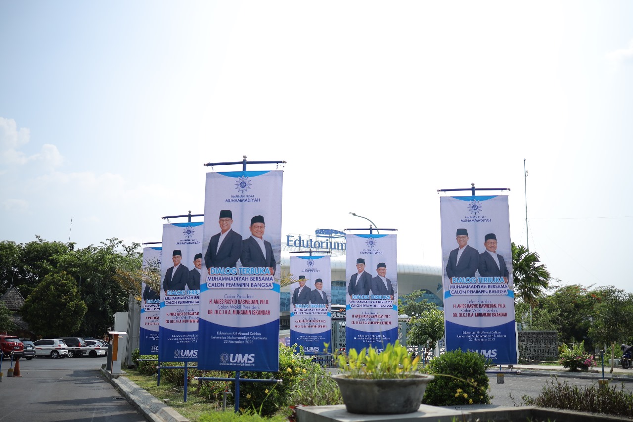 Baliho Anies-Muhaimin terpasang di sekitar edutorium yang menjadi lokasi acara dialog hari ini (21/11). (HUMAS UMS UNTUK RADAR SOLO)