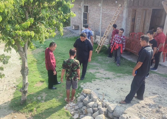 Ketua DPC PDIP Sragen Untung Wibowo Sukowati kunjungi rumah mendiang Joko Sutarno, korban tersengat listrik di Desa Ngrombo, Kecamatan Tanon Selasa (21/11).