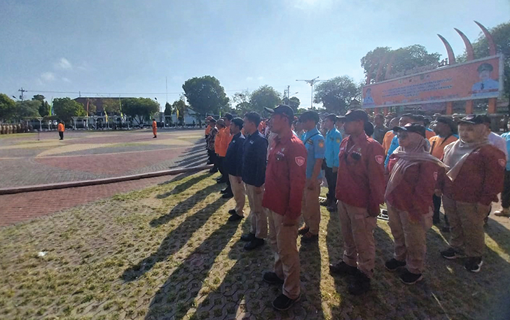 ANTISIPASI: Relawan berbagai satuan di Sragen menggelar apel kesiapsiagaan, kemarin.