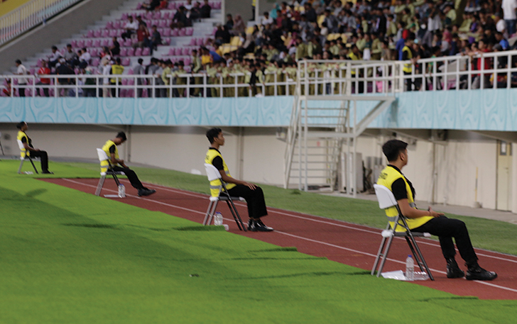 KETAT: Steward berjaga di sentleban Stadion Manahan saat babak 16 besar Piala Dunia U-17,  (20/11/2023).