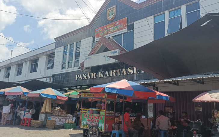 RODA EKONOMI: Pengendara melintas di depan Pasar Kartasura, kemarin. Pasar ini akan direhab pada 2025 mendatang.