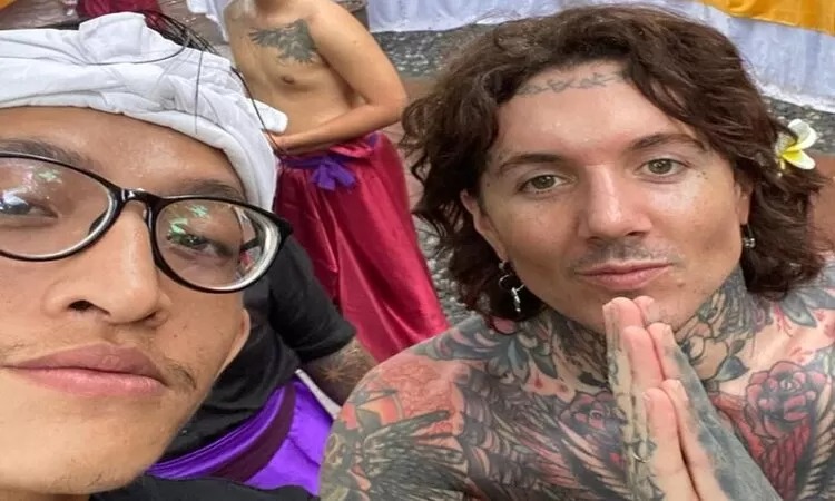 Vokalis Bring Me The Horizon (BMTH), Oliver Sykes, terlihat melakukan upacara melukat di Bali