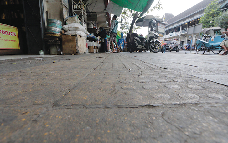 DISOROT: Guiding block yang terpasang di kawasan Pasar Gede Solo dinilai kurang ideal.
