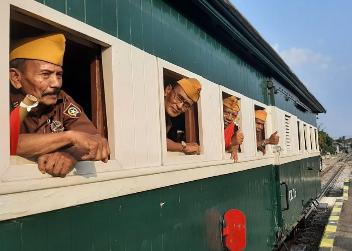 Para veteran dalam Legiun Veteran Republik Indonesia (LVRI) Markas Cabang Surakarta menikmati perjalanan naik sepur kluthuk Jaladara, Selasa (21/11) sore.