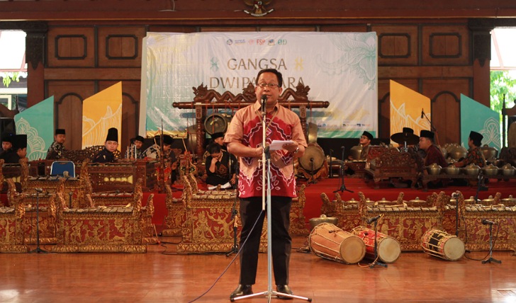 Festival gamelan Gangsa Dwipantara dibuka Rektor ISI Surakarta I Nyoman Sukerna. Ditandai pemukulan gong dan Gangsa Brang Wetan. Dilanjutkan tarian Remo Arjasura.