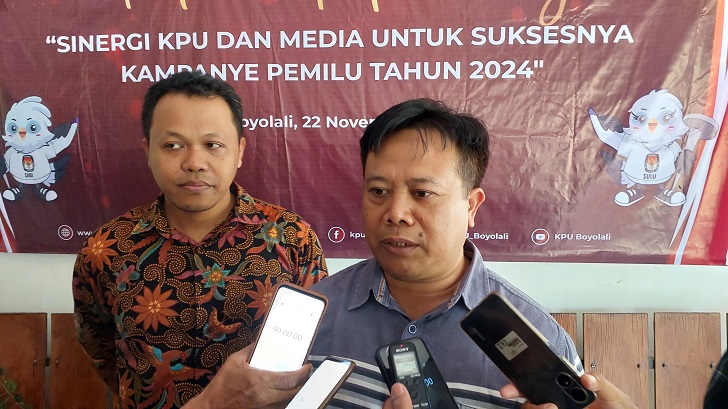 Koordinator Sosdiklih dan Parmas KPU Boyolali Nyuwardi (kanan) dan Koordinator Divisi Teknis KPU Boyolali Wakhid Thoyib beri keterangan pers, Rabu (22/11/2023).