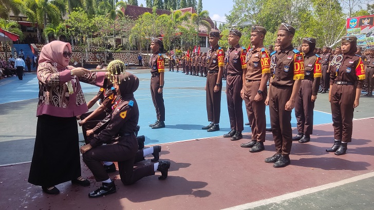 Kepala Disdikbud Provinsi Jawa Tengah Uswatun Hasanah pimpin pelantikan Taruna Angkatan II SMKN 2 Wonogiri, Rabu (22/11/2023). (IWAN ADI LUHUNG/RADAR SOLO)