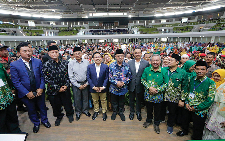 Anies Baswedan dan Muhaimin bersama Ketum Muhammadiyah Haedar Nashir dan jajarannya dalam diskusi terbuka yang digelar muhammadiyah di Edutorium UMS, Rabu (22/11/2023).