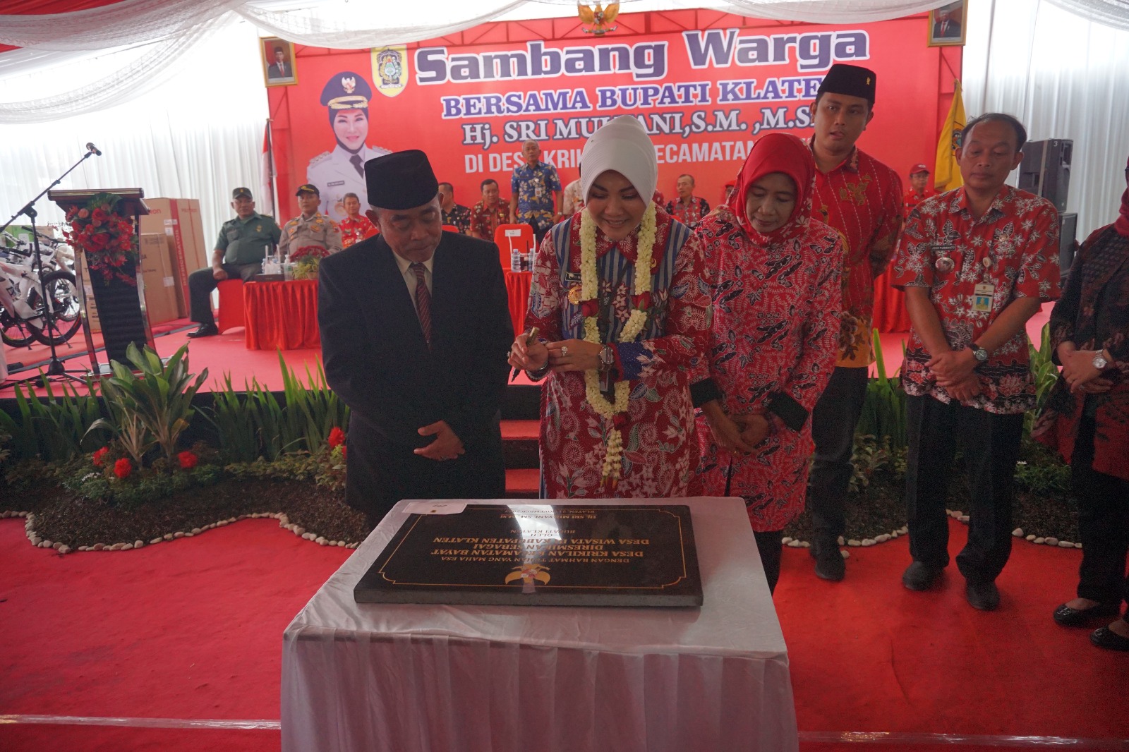 Peresmian Krikilan sebagai desa wisata yang ditandai dengan penandatangan prasasti oleh Bupati Klaten Sri Mulyani dalam kegiatan Sambang Warga, Selasa (21/11/2023).DISKOMINFO UNTUK RADAR SOLO