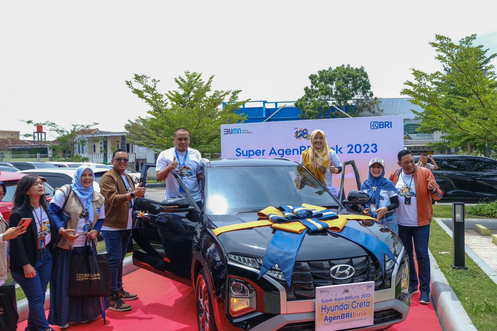 BRI berikan hadiah mobil kepada  AgenBRILink Toko Putra Pertama dengan nama pemilik Saepul Rohman di Garut.  Agen yang berada di unit Banyuresmi, Garut