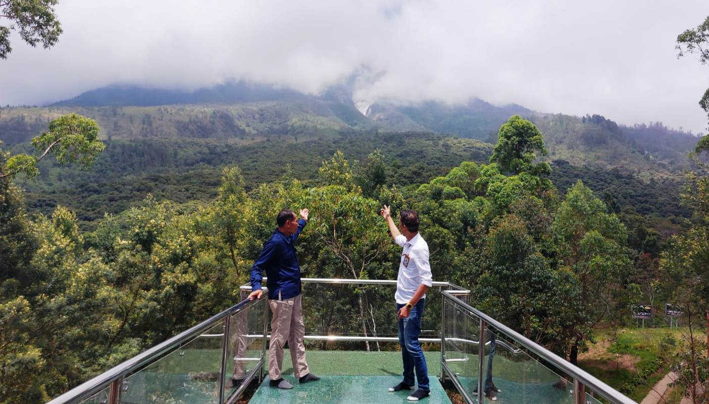 Wisatawan menikmati panorama alam Gunung Lawu dari salah satu restoran di kawasan wisata Cemoro Kandang, Tawangmangu. Tampak terlihat Kawah Condrodimuko.RUDI HARTONO/RADAR SOLO
