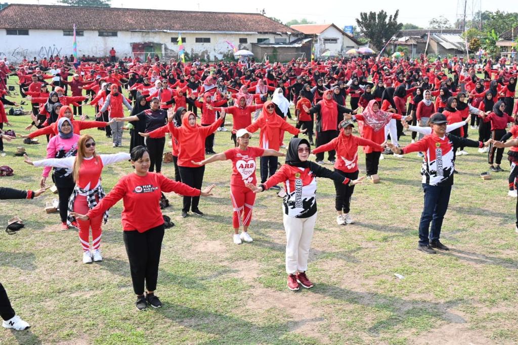 Senam merupakan salah satu upaya menjaga kondisi fisik agar tetap prima di usia tua. IWAN KAWUL/RADAR SOLO