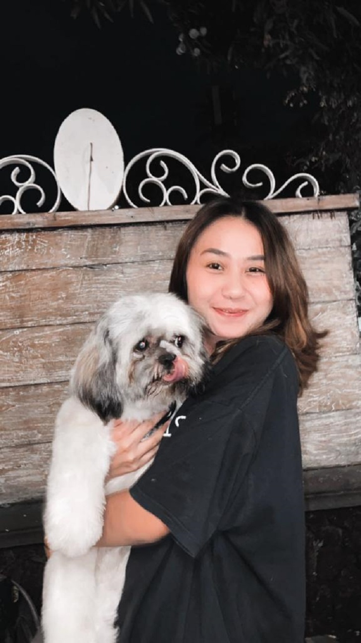 Ludmilla bersama anjing jenis shih tzu peliharaannya. (SILVESTER KURNIAWAN/RADAR SOLO)