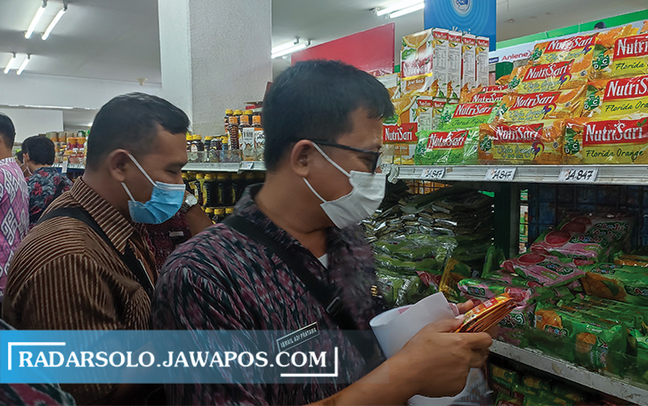 Ilustrasi petugas gabungan saat lakukan pengawasan makanan di salah satu toko.