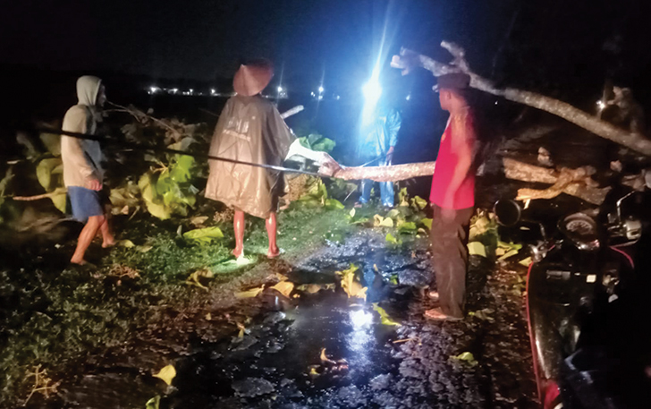 BPBD Sragen bersama Polsek Gondang, Koramil dan warga sekitar mengevakuasi pohon tumbang di Desa Bumiaji, Rabu (22/11).