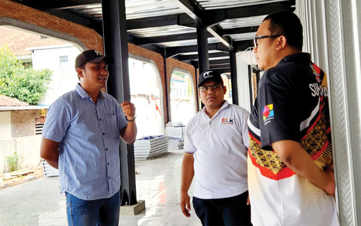 SIDAK: Anggota Komisi C DPRD Karanganyar meninjau pembangunan kantor disdagnakerkop UKM, kemarin (24/11).