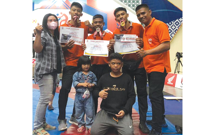 CAIR : Catur Bambang Priadi bersama anak-anaknya yang terjun di dunia gulat.