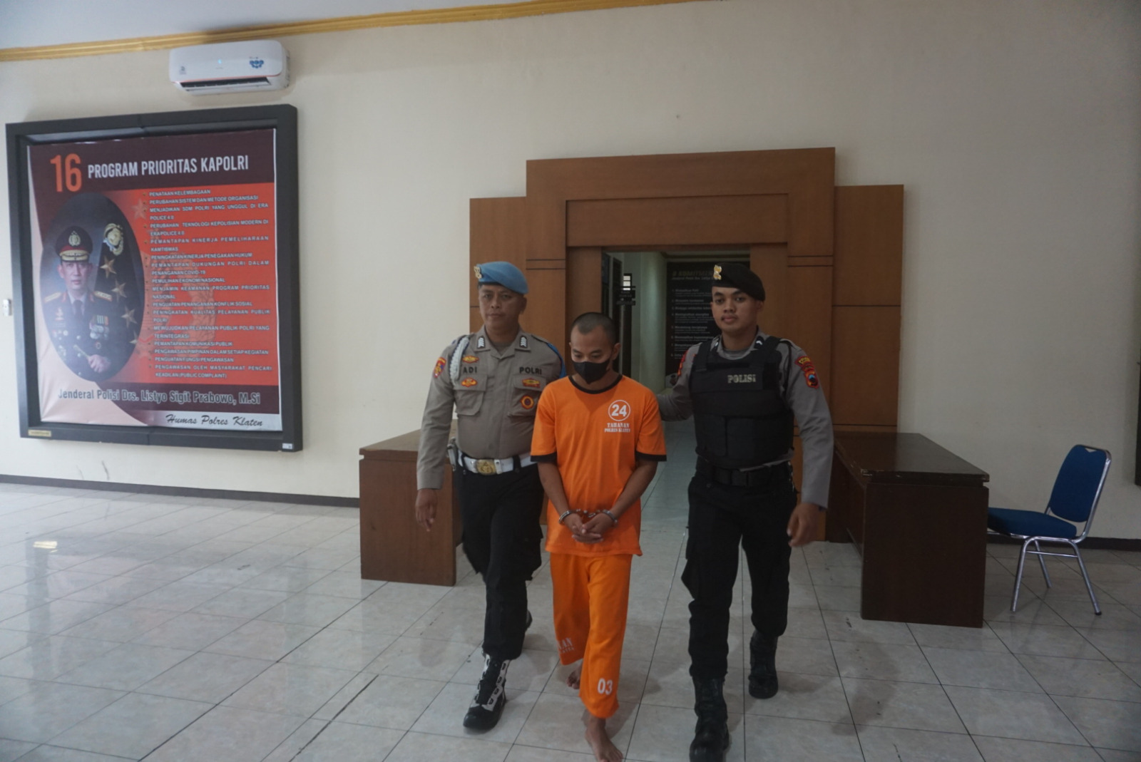 Saifudin, tersangka pencurian mobil digiring di Mapolres Klaten. (ANGGA PURENDA/RADAR SOLO)