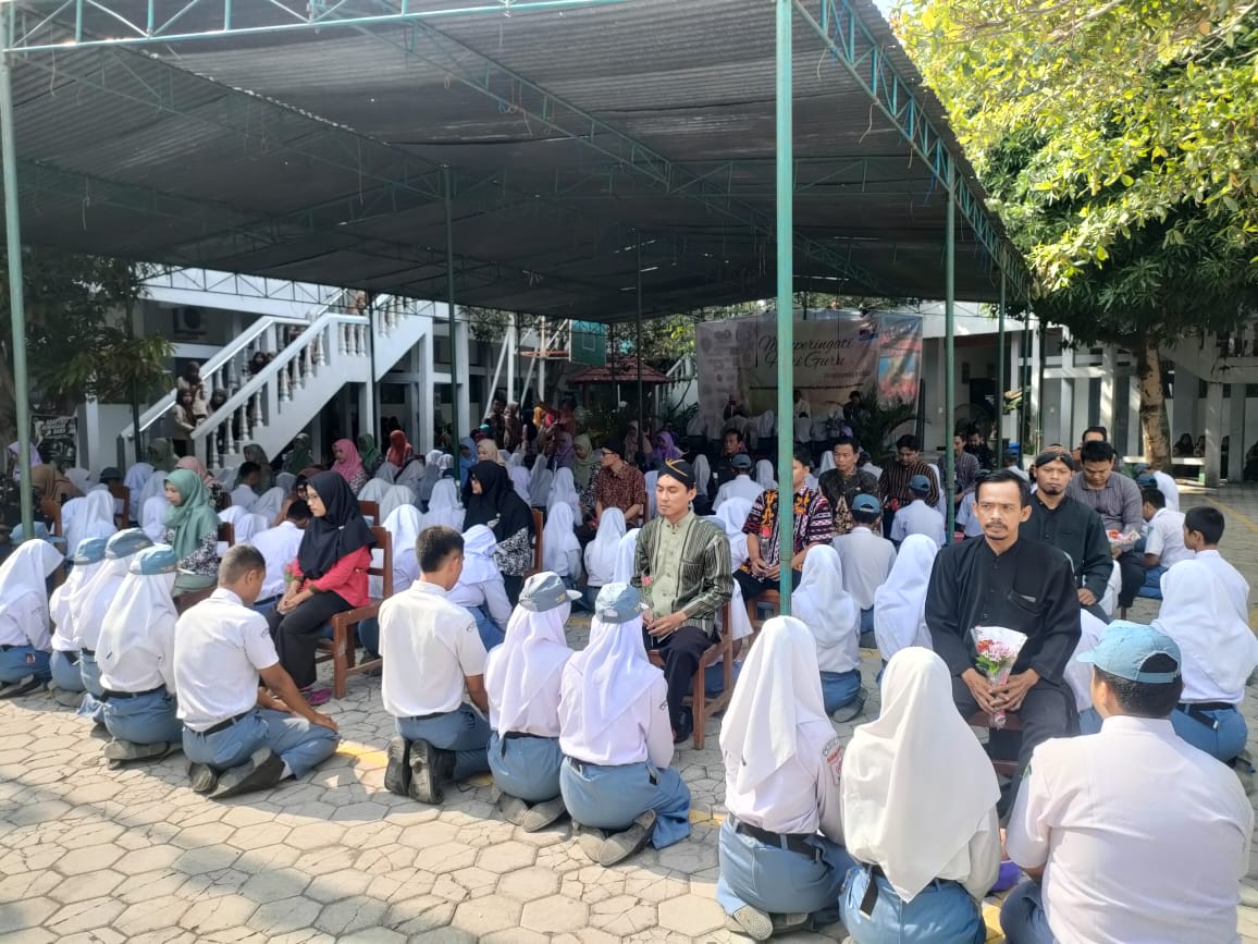Murid SMKN 1 Plupuh Sragen sungkem di hadapan guru dalam rangka peringatan Hari Guru Nasional 2023, Jumat (24/11/2023).