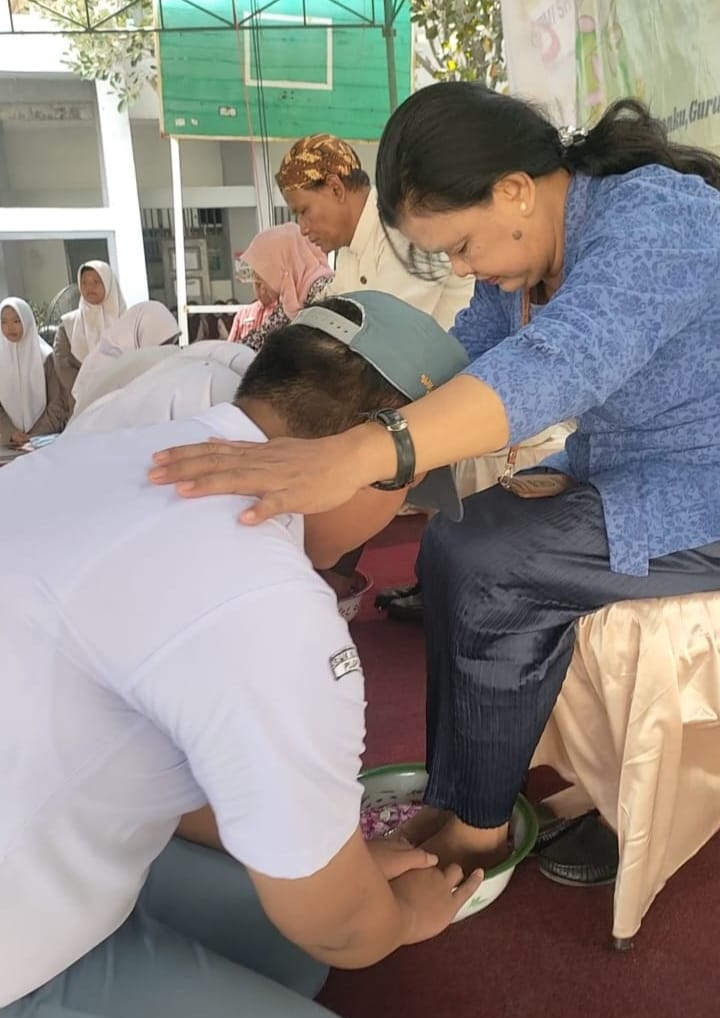 Murid SMKN 1 Plupuh Sragen membasuh kaki guru sebagai wujud hormat dan bakti.