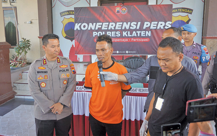 MIRIS: Terdakwa Turah saat memberikan keterangan dalam konferensi pers di Mapolres Klaten, Juni lalu