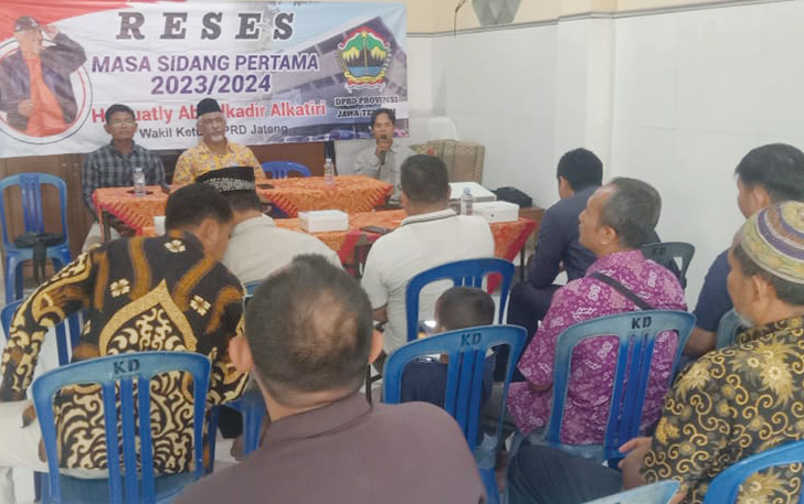 DOKUMENTASI PRIBADI DIALOG: Wakil Ketua DPRD Provinsi Jawa Tengah Quatly Abdulkadir Alkatiri saat serap aspirasi masyarakat  di Kecamatan Prambanan, Klaten.