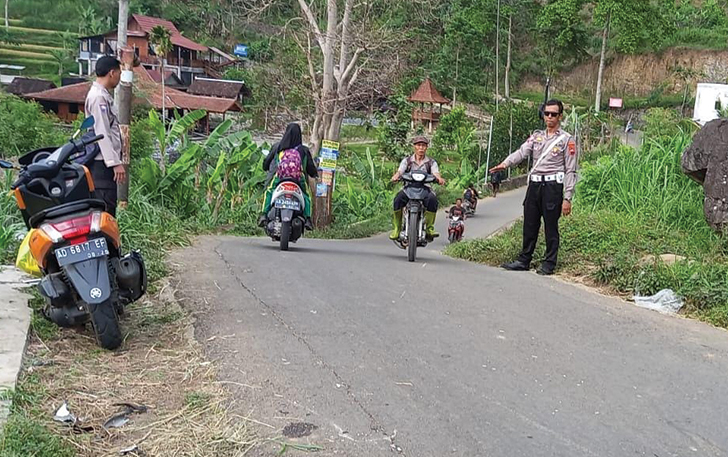 Polisi tengah melakukan olah TKP kecelakaan di jalan umum Karangpandan menuju Desa Harjosari tepatnya di Dusun Klatak, Desa Karangpandan.