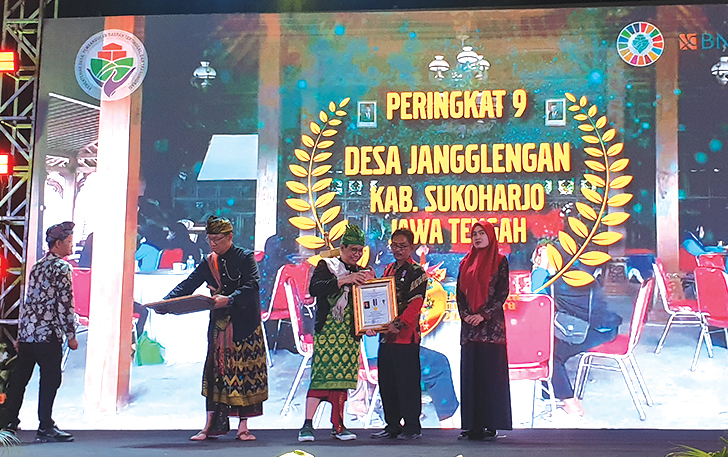PRESTASI: Sekretaris Desa Jangglengan Suhari terima penghargaan 10 Besar Nasional Desa Wisata Berkelanjutan