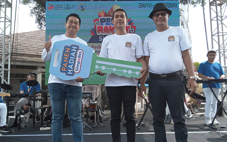 BERUNTUNG: Branch Office Head BRI Solo Kartasura, Fulsun Rachmatullah (kiri) serahkan hadiah granprize I, satu unit mobil BRV S MT kepada pemenang diwakili oleh Kepala Unit Gatak Lilik Tri Utomo.