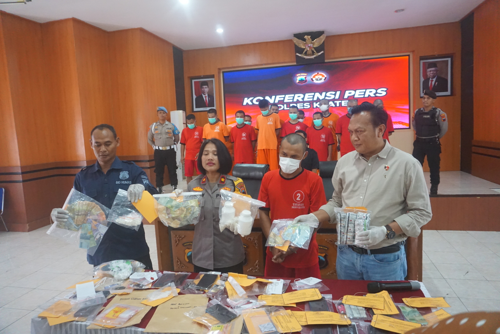 Wakapolres Klaten dan jajaran Satnarkoba Polres Klaten saat memperlihatkan barang bukti yang berhasil diamankan dari tangan tersangka, Jumat (24/11)