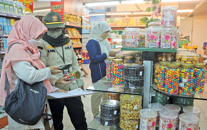 TERUS BERTAHAN: Pemeriksaan makanan yang dijual di salah satu ritel di Kota Solo, belum lama ini.