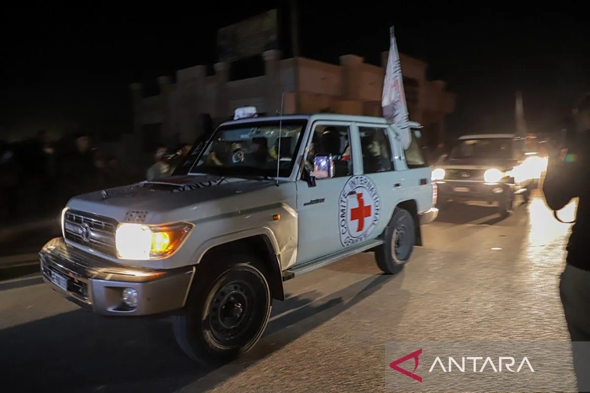 Kendaraan milik transportasi Komite Palang Merah Internasional melepaskan sandera menuju penyeberangan Rafah di Jalur Gaza selatan (24/11/2023). ANTARA/Xinhua/Rizek Abdeljawad/aa.