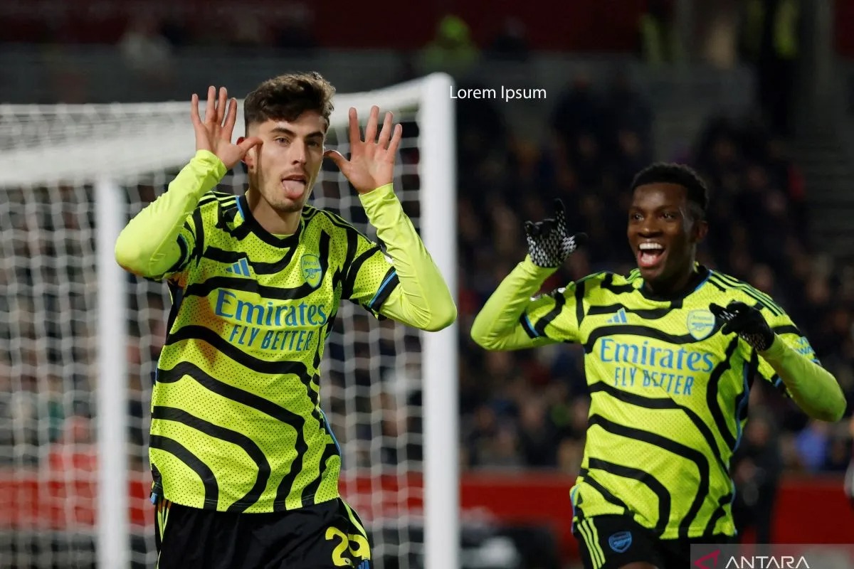 Pesepak bola Arsenal Kai Havertz merayakan golnya ke gawang Brentford bersama Eddie Nketiah dalam laga Liga Inggris di Brentford Community Stadium, London, Inggris, Sabtu (25/11/2023). Arsenal menang