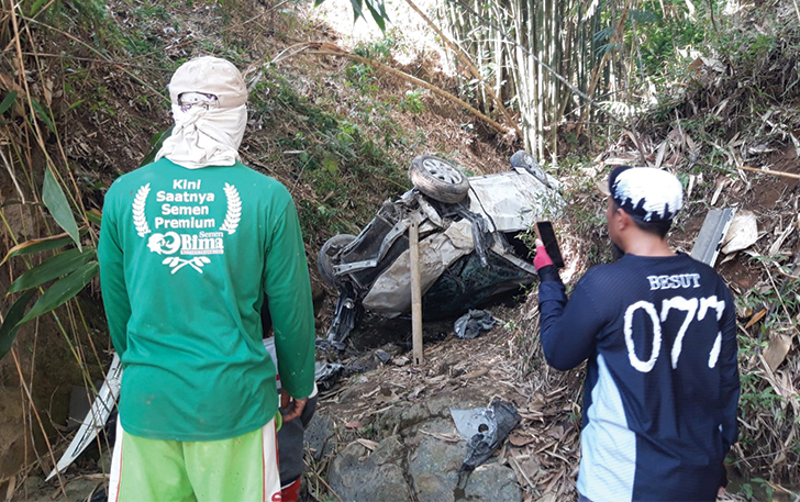 Tak kuat menanjak, mobil Mobilio terjun ke jurang di Jalan Cepogo-Selo tepatnya di Dusun Candi Baru, Desa Genting, Kecamatan Cepogo para Minggu (26/11). Tidak ada korban jiwa dalam kejadian tersebut.