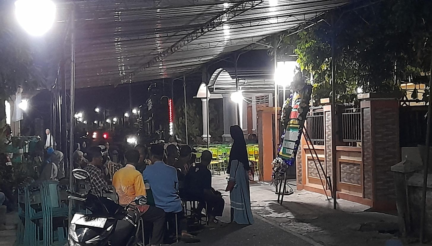 Keluarga, kerabat, dan tetangga melayat di rumah W di Dusun Manggung, Kelurahan Cangakan, Kecamatan/Kabupaten Karanganyar, Minggu (26/11/2023) malam