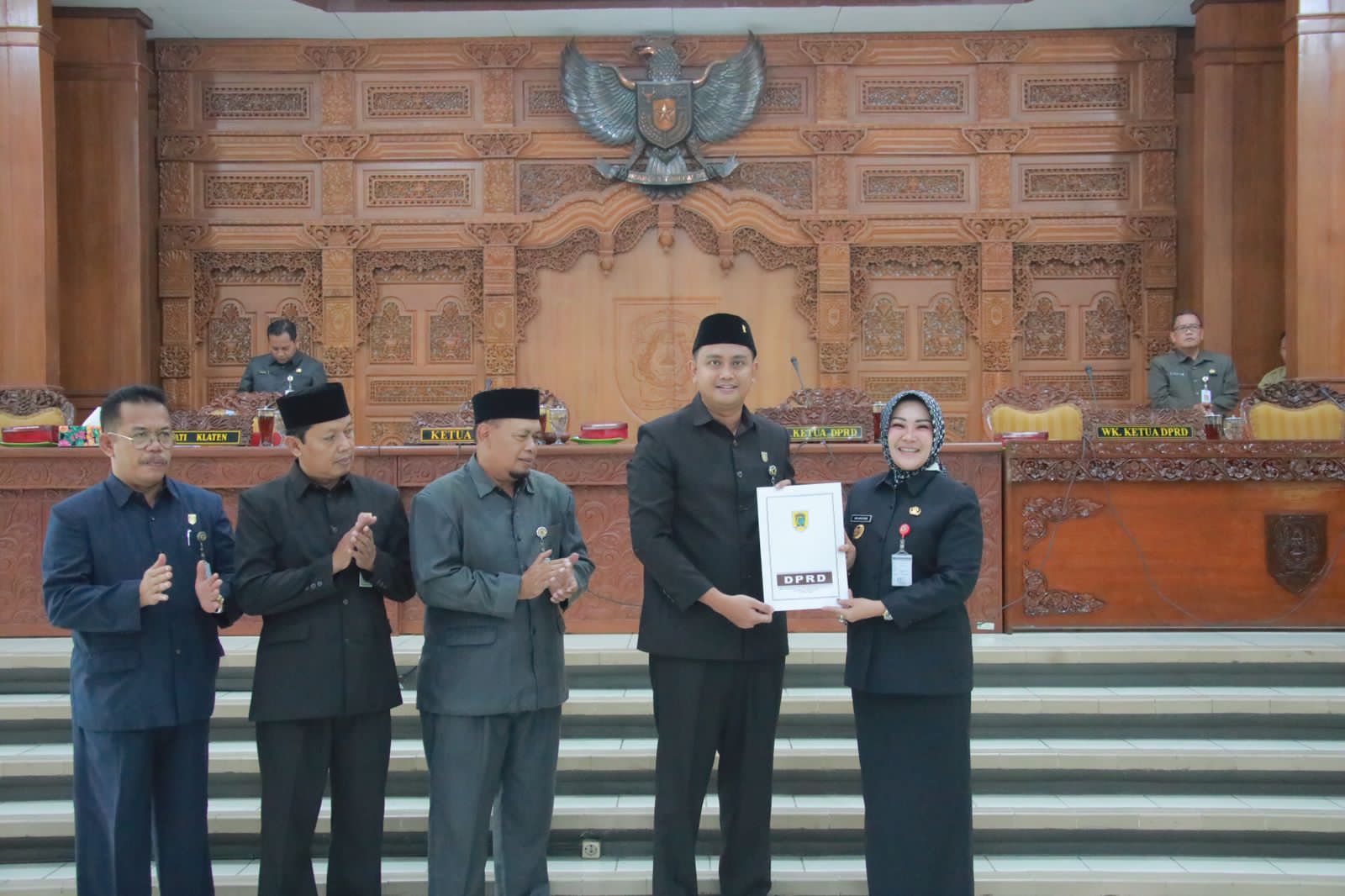 Ketua DPRD Klaten saat menyerahkan berita acara terkait APBD 2024 yang telah disetujui kepada Bupati Klaten Sri Mulyani, Senin (27/11)
