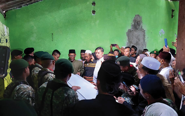 Pihak keluarga berkesempatan melihat jenazah Pratu Miftahul Firdaus yang dibuka petinya di rumah duka di Dusun Jaragan RT 02/01 Desa/ Kecamatan Wonosegoro