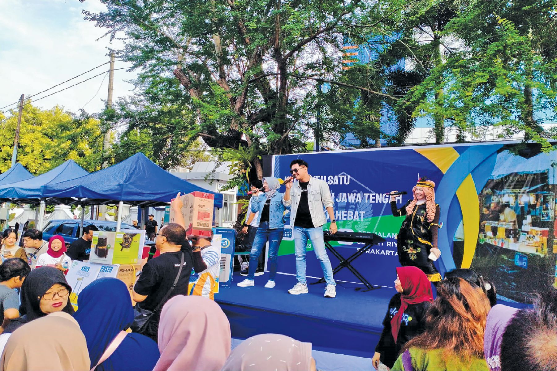 MERIAH: Suasana booth Kementerian Keuangan  Perwakilan Jawa Tengah di Solo CFD, kemarin (26/11).