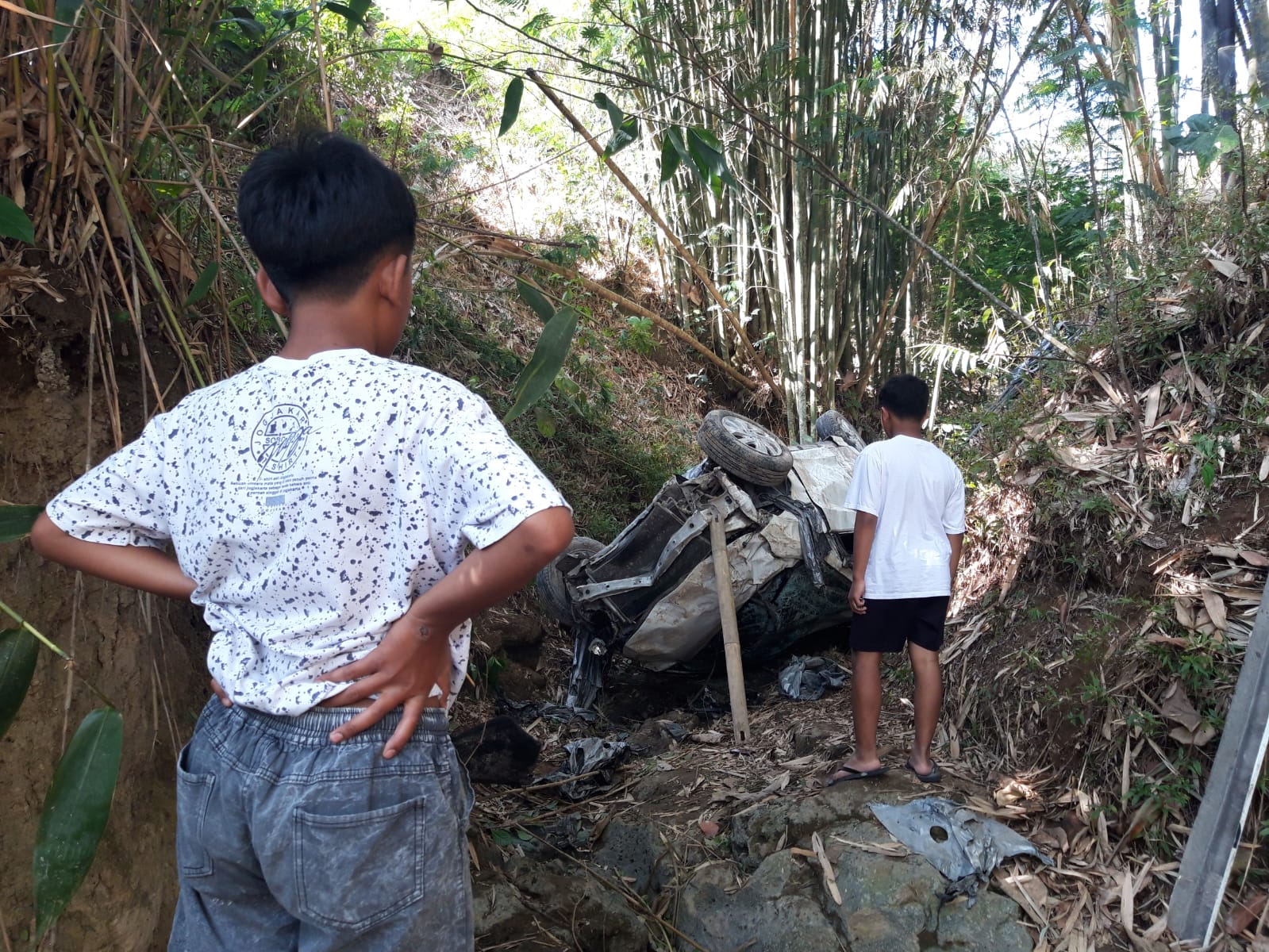 Mobil yang mengangkut lima orang terjun ke jurang di Desa Genting, Kecamatan Cepogo, Kabupaten Boyolali.
