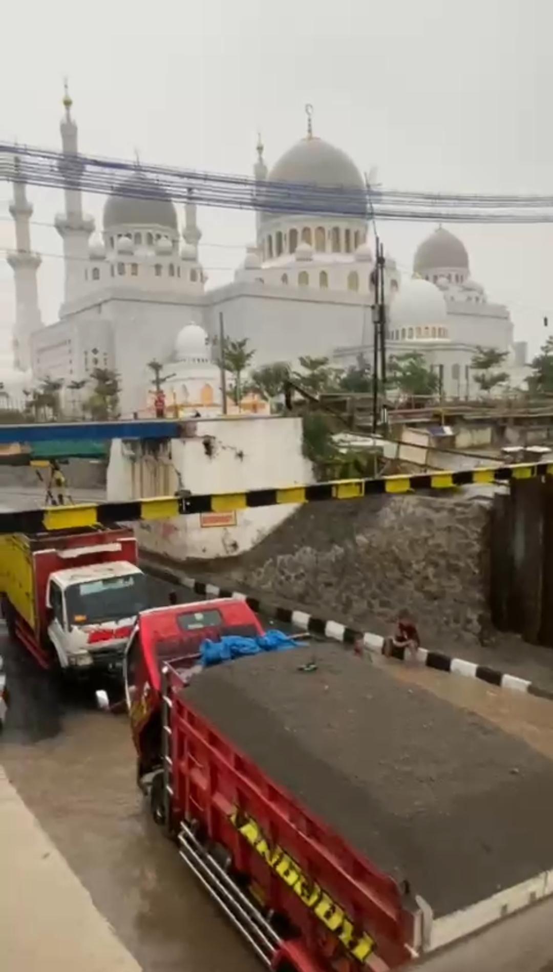 Truk mogok saat menerjang genangan air di Viaduk Gilingan, Senin (27/11/2023). Ketinggian air diperkirakan mencapai 60 sentimeter.
