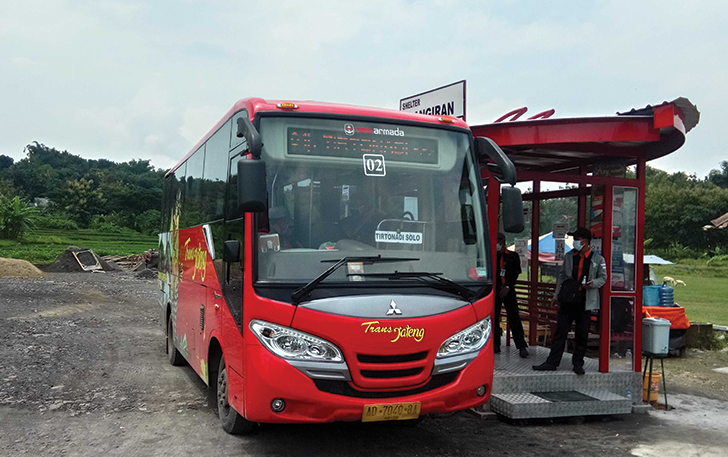 AKSES PENTING: Halte Trans Jateng di terminal wisata Museum Sangiran dimanfaatkan siswa.