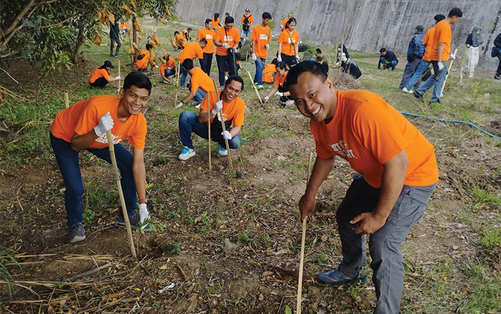 HARRIS - POP! Hotels & Conventions Solo bersama dengan Komunitas Solo Bersih dan Dinas Lingkungan Hidup Surakarta ikut dalam &ldquo;Aksi Menanam Pohon Bersama&rdquo; di Urban Forest Bengawan Solo.