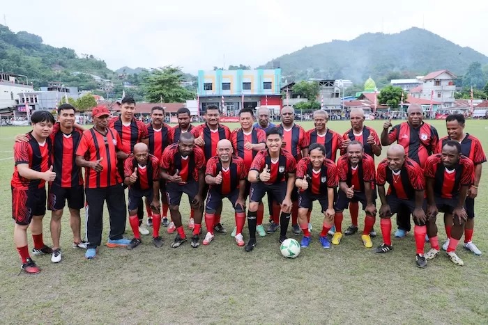 Ketua Umum PSI Kaesang Pangarep saat bersama legenda-legenda eks pemain Persipua.