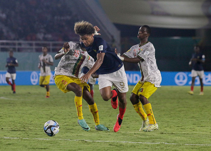 Laga semifinal Prancis vs Mali di Stadion Manahan Solo, Selasa (28/11).