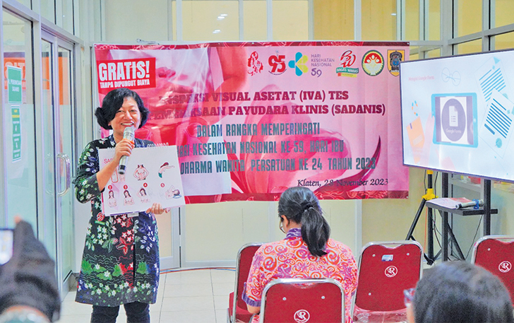 SOSIALISASI: Peserta yang mengikuti acara pemeriksaan IVA test dan sadanis di RSUD Bagas Waras Klaten, kemarin (28/11).