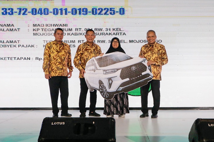 Dari kiri, Kepala Bapenda Kota Surakarta Tulus Widajat, Wawali Teguh Prakosa, Sekda Ahyani (kanan), bersama pemenang hadiah utama Undian PBB-P2 Tahap II/2023 di Balai Kota Solo, Rabu (29/11/2023)