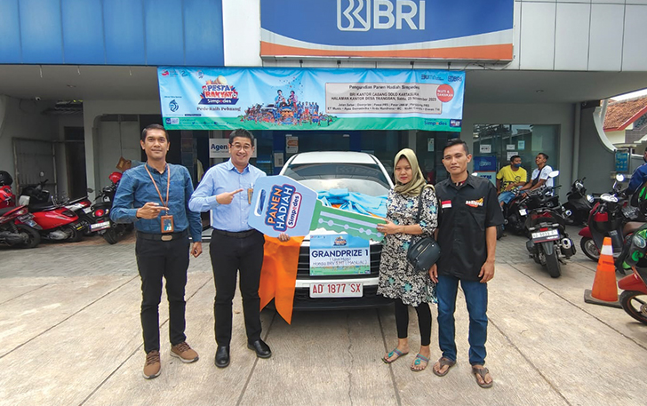BERUNTUNG: Penyerahan hadiah mobil Undian Pesta Rakyat Simpedes di kantor BRI BO Solo Kartasura.