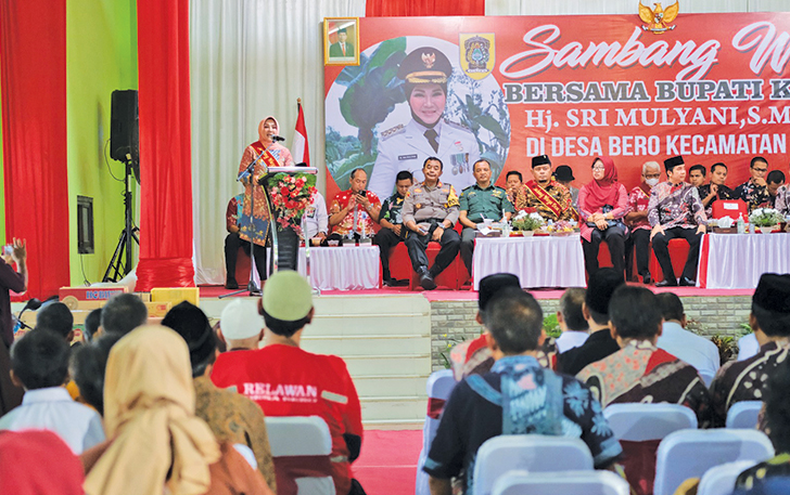 SERAP MASUKAN: Bupati Klaten Sri Mulyani saat sambang warga di Desa Bero, Kecamatan Trucuk, Selasa (28/11)